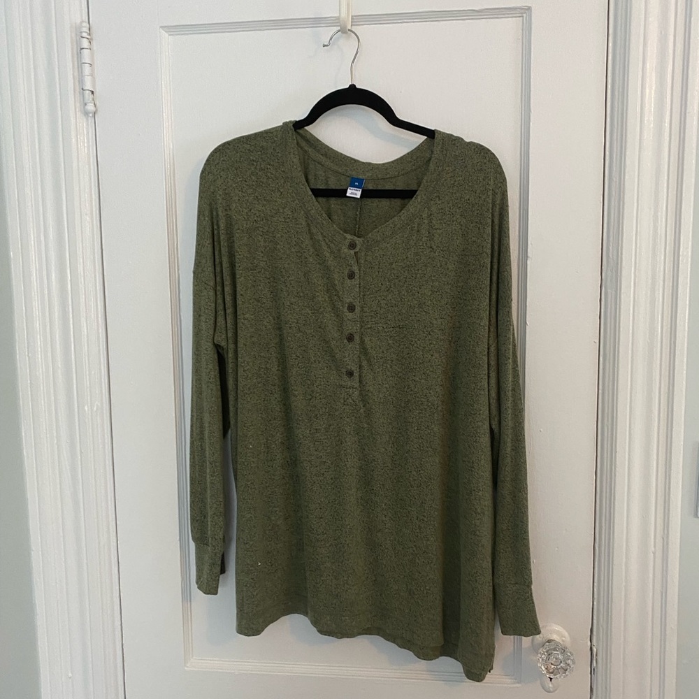 Old Navy long sleeve shirt with buttons. Size XL. Green.